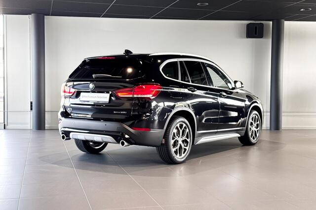 BMW X1 sDrive20i Business Edition Plus | X-Line | Stoelverwarming | Head-Up Display | Achteruitrijcamera | Trekhaak |