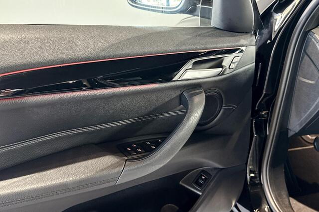 BMW X1 sDrive20i Business Edition Plus | X-Line | Stoelverwarming | Head-Up Display | Achteruitrijcamera | Trekhaak |