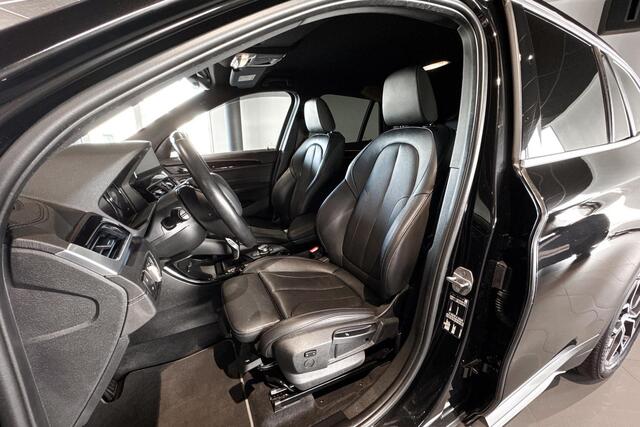 BMW X1 sDrive20i Business Edition Plus | X-Line | Stoelverwarming | Head-Up Display | Achteruitrijcamera | Trekhaak |