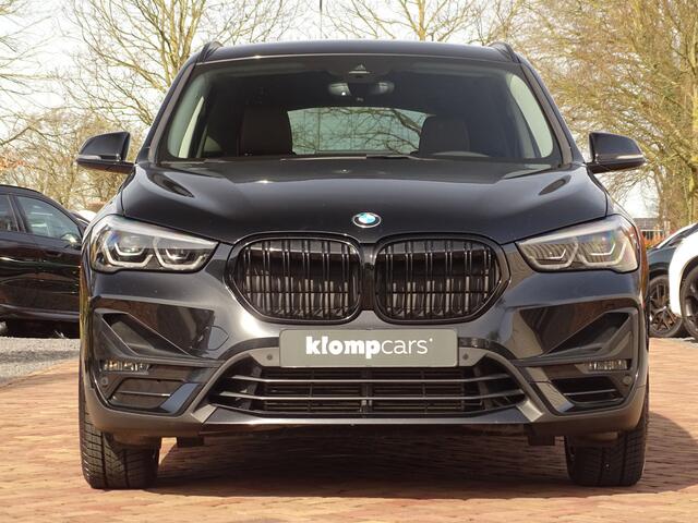 BMW X1 xDrive25i | All Black | HUD | Trekhk. 13P | Keyless "Uitschuifb.A-bank | 25"Nav-scherm