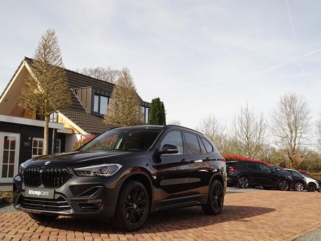 BMW X1 xDrive25i | All Black | HUD | Trekhk. 13P | Keyless "Uitschuifb.A-bank | 25"Nav-scherm