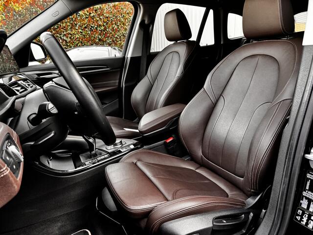 BMW X1 xDrive25i | All Black | HUD | Trekhk. 13P | Keyless "Uitschuifb.A-bank | 25"Nav-scherm
