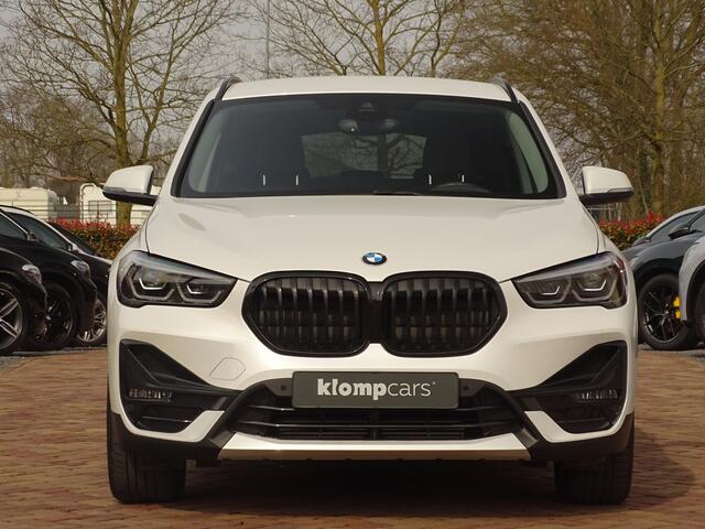 BMW X1 sDrive18i | Handbak | Uniek | PearlWeiss | Leer | Nav | All-black! | Privacy glass