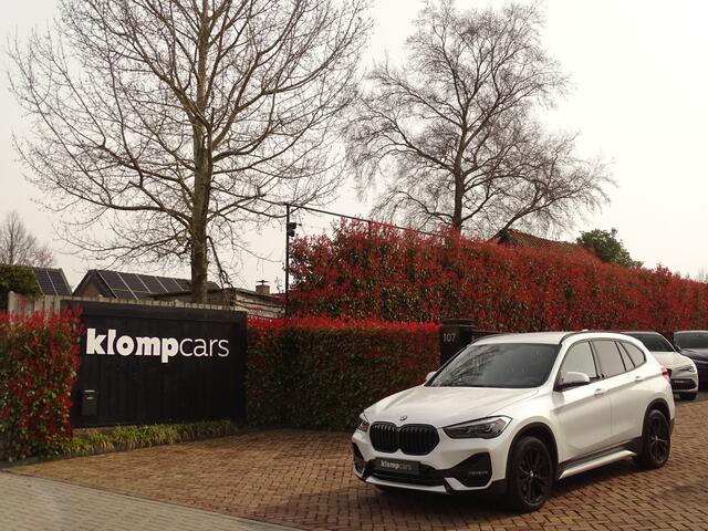 BMW X1 sDrive18i | Handbak | Uniek | PearlWeiss | Leer | Nav | All-black! | Privacy glass