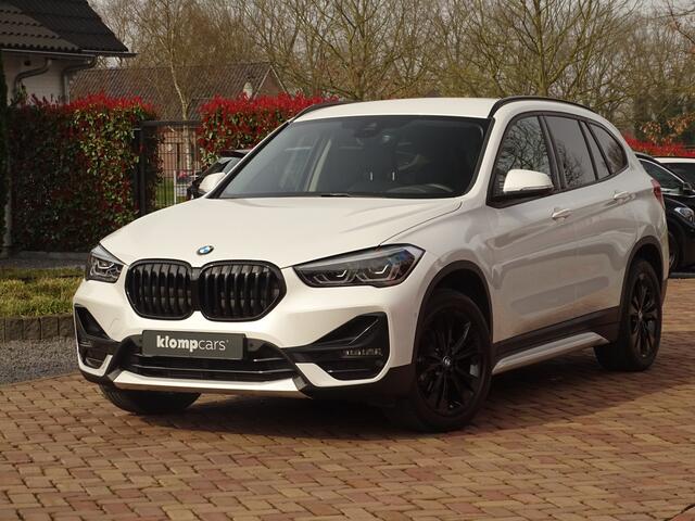 BMW X1 sDrive18i | Handbak | Uniek | PearlWeiss | Leer | Nav | All-black! | Privacy glass