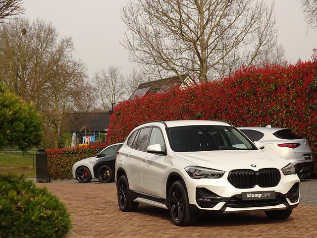 BMW X1 sDrive18i | Handbak | Uniek | PearlWeiss | Leer | Nav | All-black! | Privacy glass