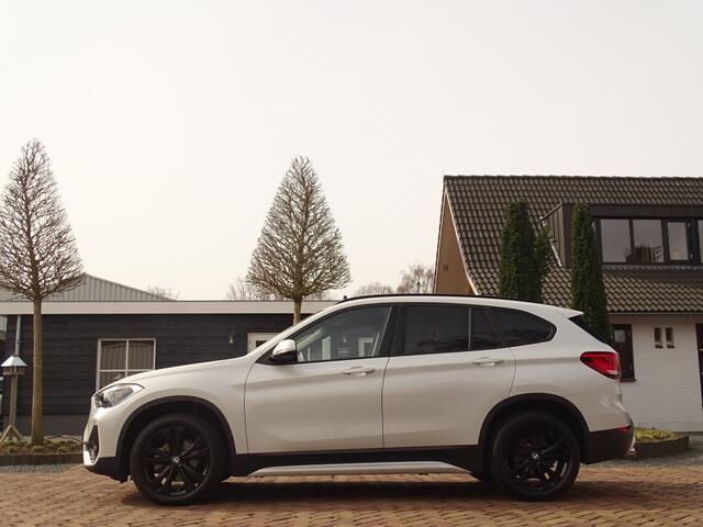 BMW X1 sDrive18i | Handbak | Uniek | PearlWeiss | Leer | Nav | All-black! | Privacy glass