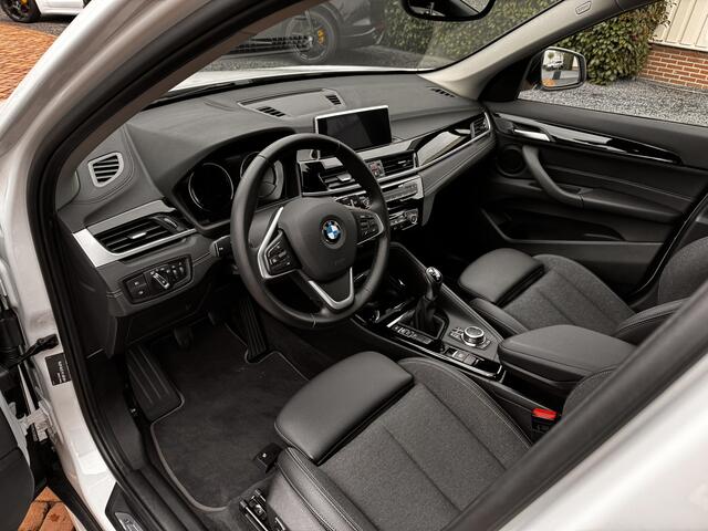 BMW X1 sDrive18i | Handbak | Uniek | PearlWeiss | Leer | Nav | All-black! | Privacy glass