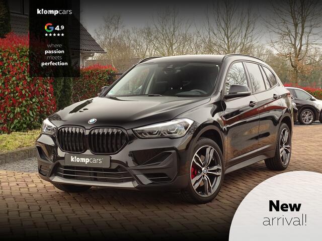 BMW X1 sDrive20i Sportif | All-Black | Uniek | Custom | 19 inch | Nav