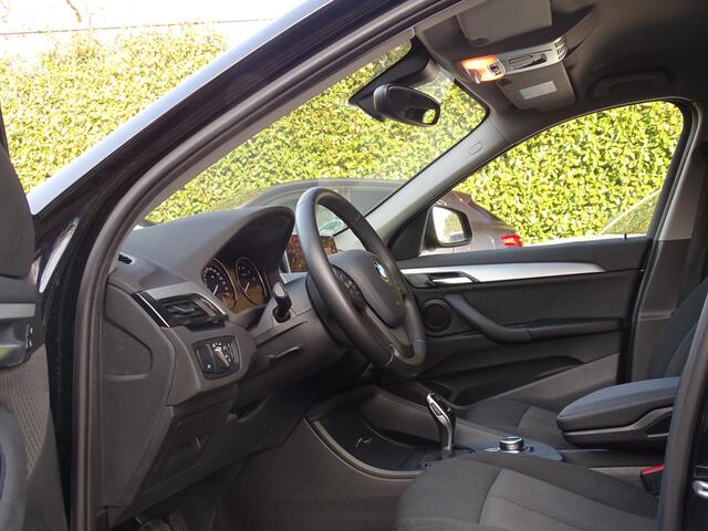 BMW X1 sDrive20i Sportif | All-Black | Uniek | Custom | 19 inch | Nav