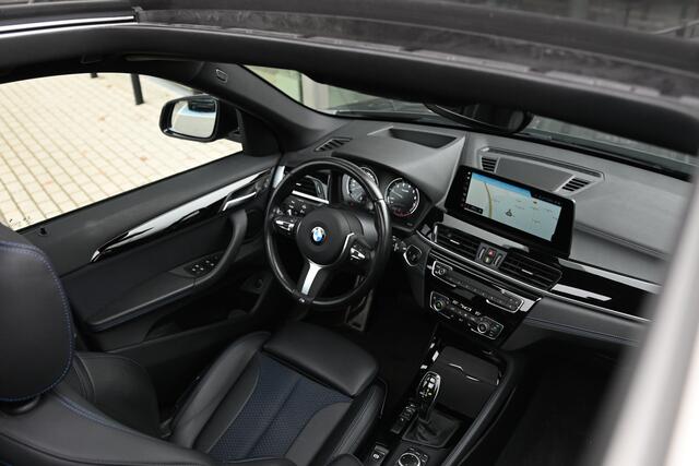 BMW X1 sDrive18i Executive M Sport Automaat / Panoramadak / Sportstoelen / Comfort Access / Achteruitrijcamera / Head-Up / Adaptieve LED