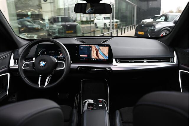 BMW X1 sDrive18i M Sport Automaat / Panoramadak / Sportstoelen / M Adaptief onderstel / Achteruitrijcamera
