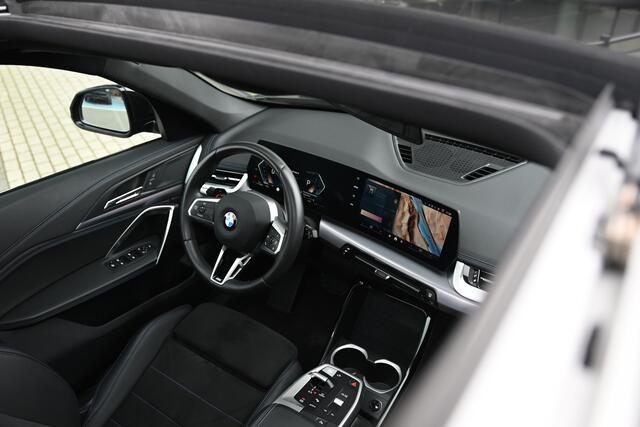 BMW X1 sDrive18i M Sport Automaat / Panoramadak / Sportstoelen / M Adaptief onderstel / Achteruitrijcamera