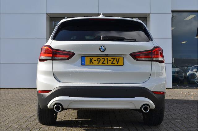 BMW X1 sDrive20i 180pk Automaat | Panoramdak | Carplay | Head Up | Achteruitrij camera |Stoelverwarming | Dealer Metallic Lak