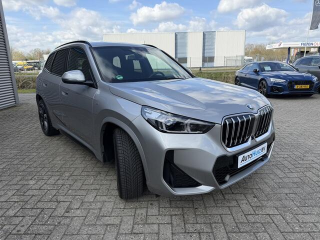 BMW X1 sDrive20i M Sport Panoramadak Stuurwielverwarming Massage 19 Inch Keyless Entry ACC Harman-Kardon Sound 360 Gr Camera Keyless Entry Head-Up Display
