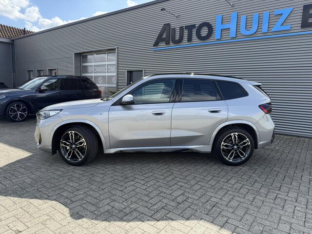 BMW X1 sDrive20i M Sport Panoramadak Stuurwielverwarming Massage 19 Inch Keyless Entry ACC Harman-Kardon Sound 360 Gr Camera Keyless Entry Head-Up Display