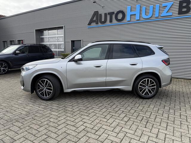 BMW X1 sDrive20i M Sport Premium Pakket Panoramadak Trekhaak Achteruitrijcamera Stoelverwarming Keyless Entry Carplay