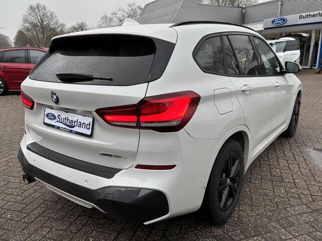 BMW X1 xDrive25e M Sport | 220 PK PHEV | Plug-in Hybride | M pakket | Trekhaak | 19 inch | Camera | Sportstoelen | Stoelverwarming | Adaptive Led | Individual dakhemel | Elektrische achterklep