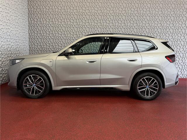 BMW X1 XDRIVE 25E M-SPORT LED PANO.SCHUIFDAK HEADUP ELEK.KLEP NAVI 360.CAM STOELVERW M-SHADOW LINE ELEK.STOEL ZWARTE.HEMEL 06/2025 PHEV PLUG IN HYBRID AWD 4X4 4WD ? Top Auto's. Al 30 Jaar uw Bmw Specialist in , BMW M / M Sport / PHEV / HEV / Hybrid / Mhev / 25e