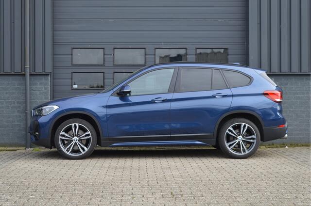 BMW X1 xDrive20i High Executive | PANO | HUD | KEYLESS | CAM | TREKHAAK |