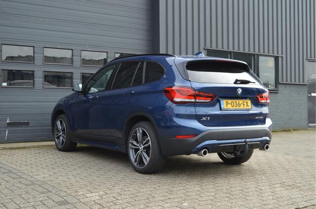 BMW X1 xDrive20i High Executive | PANO | HUD | KEYLESS | CAM | TREKHAAK |