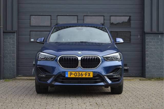 BMW X1 xDrive20i High Executive | PANO | HUD | KEYLESS | CAM | TREKHAAK |