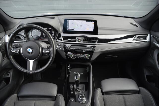 BMW X1 xDrive20i High Executive | PANO | HUD | KEYLESS | CAM | TREKHAAK |