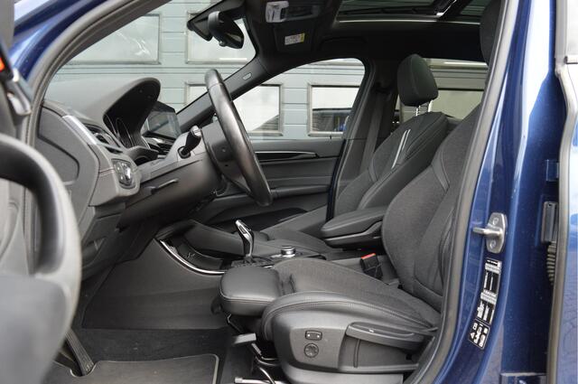 BMW X1 xDrive20i High Executive | PANO | HUD | KEYLESS | CAM | TREKHAAK |