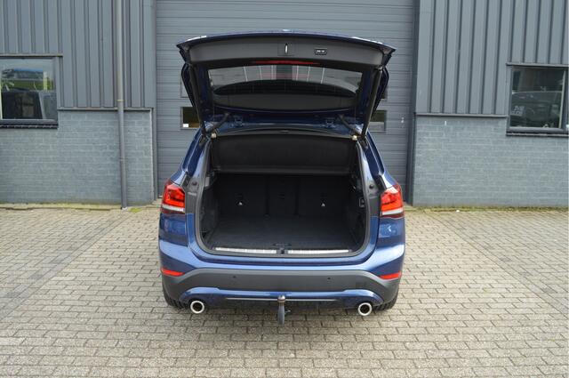 BMW X1 xDrive20i High Executive | PANO | HUD | KEYLESS | CAM | TREKHAAK |