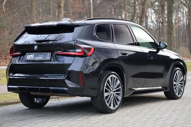 BMW X1 sDrive18i VOL | M-pakket | Pano | HUD | Massage | 360 | Adap Cruise | Elektr. Trekhaak | Harman Kardon | Keyless | Alarm kl.3 | Etc.