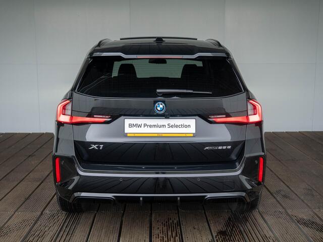 BMW X1 xDrive25e | M Sportpakket | Comfort Pack | Harman-Kardon | Stuurwielrand verwarmd | Comfort Access | Achteruitrijcamera | Panoramadak | Trekhaak