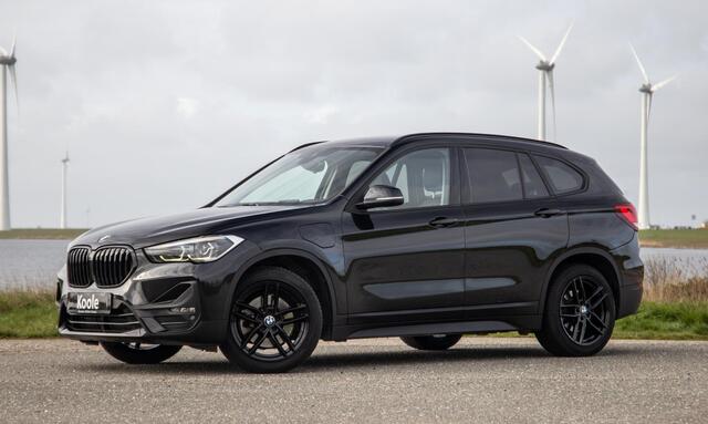 BMW X1 xDrive25e Executive BLACK LINE / CAMERA / CARPLAY / HEAD UP DISPLAY / LEDER / LED / CRUISE CONTROLE / STOELVERWARMING
