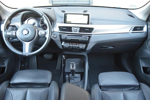 BMW X1 sDrive20i Orange Edition II * Sportstoelen * Panoramadak * Head-up * Trekhaak *