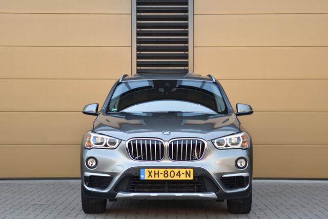 BMW X1 sDrive20i Orange Edition II * Sportstoelen * Panoramadak * Head-up * Trekhaak *