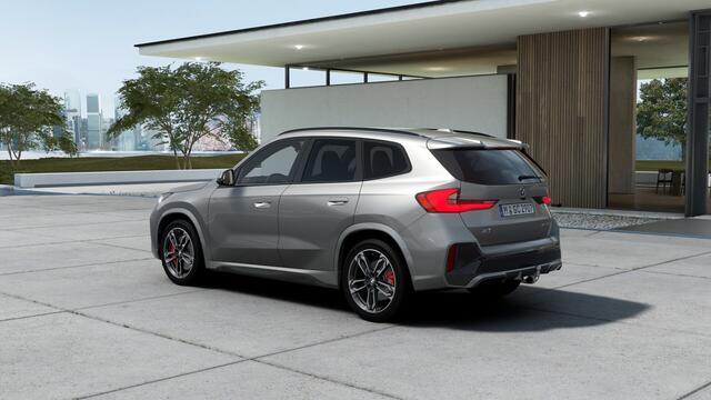 BMW X1 sDrive20i High Executive M Sport Automaat / Panoramadak / Trekhaak / Sportstoelen / M Adaptief onderstel / Comfort Access / Parking Assistant Plus / Head-Up / Stuurverwarming
