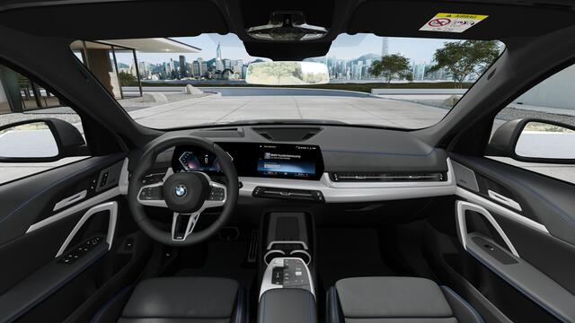 BMW X1 sDrive20i High Executive M Sport Automaat / Panoramadak / Trekhaak / Sportstoelen / M Adaptief onderstel / Comfort Access / Parking Assistant Plus / Head-Up / Stuurverwarming