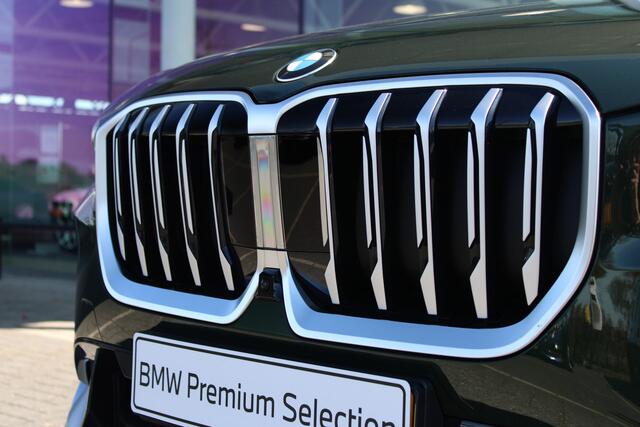 BMW X1 sDrive18i High Executive xLine Automaat / Panoramadak / Trekhaak / Sportstoelen / Comfort Access / Parking Assistant Plus / Stuurverwarming