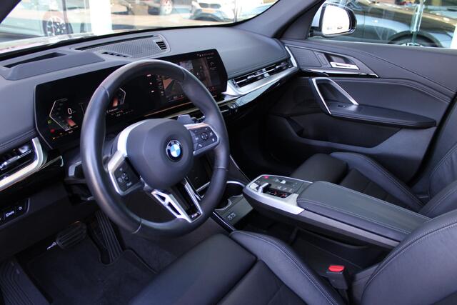 BMW X1 sDrive18i High Executive xLine Automaat / Panoramadak / Trekhaak / Sportstoelen / Comfort Access / Parking Assistant Plus / Stuurverwarming