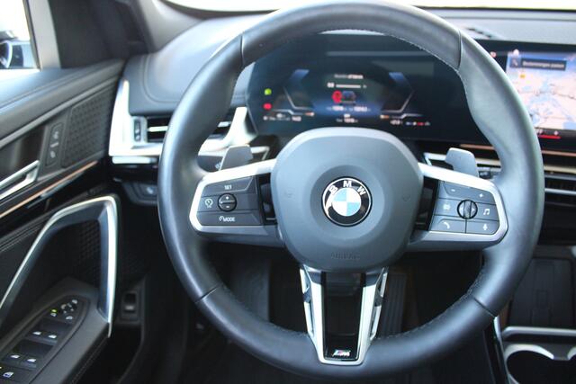 BMW X1 sDrive18i High Executive xLine Automaat / Panoramadak / Trekhaak / Sportstoelen / Comfort Access / Parking Assistant Plus / Stuurverwarming