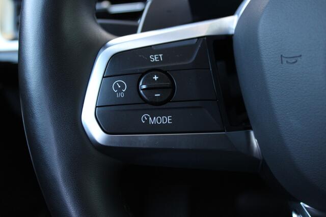 BMW X1 sDrive18i High Executive xLine Automaat / Panoramadak / Trekhaak / Sportstoelen / Comfort Access / Parking Assistant Plus / Stuurverwarming