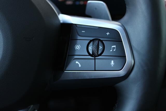 BMW X1 sDrive18i High Executive xLine Automaat / Panoramadak / Trekhaak / Sportstoelen / Comfort Access / Parking Assistant Plus / Stuurverwarming