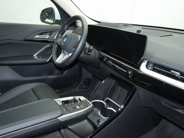 BMW X1 xDrive30e | 20" | Trekhaak | Actief zetel | 360 cam | Harman/kardon