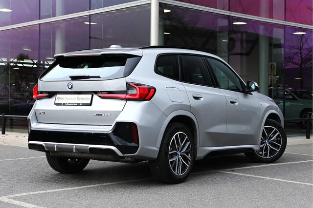 BMW X1 xDrive25e M Sport Automaat / Sportstoelen / M Adaptief onderstel / Comfort Access / Achteruitrijcamera / Adaptieve LED / Stoelverwarming