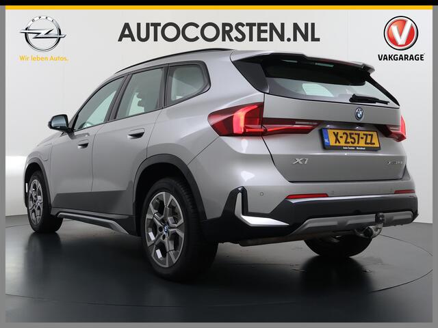BMW X1 xDrive25e 4WD Hybride 245pk AUT-7 Leder Trekhaak LED Adap.Cruise Camera Navi Sportstoelen Dual-Ecc ParkAssist PDC Apple Carplay Android Lmv Elek.Achterklep ConnectDrive Isofix DAB Led Regen-Lichtsensor Lane Assist Wifi AWD 1.700KG Trekgewicht 1e Eigenaar 