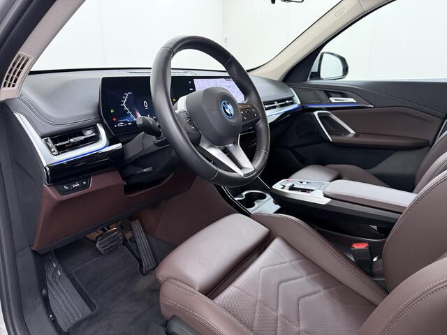 BMW X1 xDrive25e 4WD Hybride 245pk AUT-7 Leder Trekhaak LED Adap.Cruise Camera Navi Sportstoelen Dual-Ecc ParkAssist PDC Apple Carplay Android Lmv Elek.Achterklep ConnectDrive Isofix DAB Led Regen-Lichtsensor Lane Assist Wifi AWD 1.700KG Trekgewicht 1e Eigenaar 