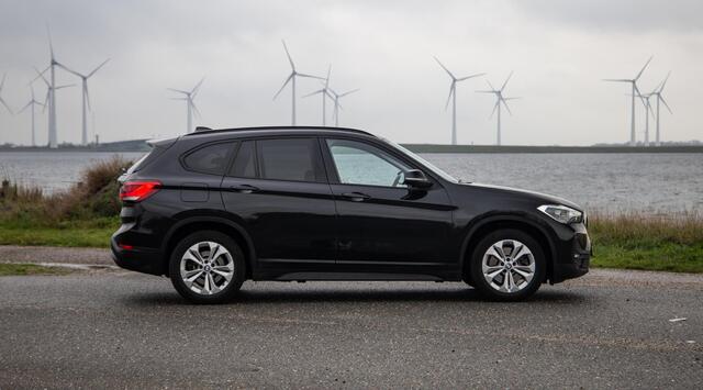 BMW X1 xDrive25e Executive CAMERA / CARPLAY / HEAD UP DISPLAY / LEDER / LED / CRUISE CONTROLE / STOELVERWARMING