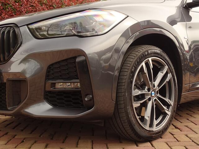 BMW X1 xDrive20i M-Sport | 4WD | Head-up | 19inch! | Keyless| Pano | Trekhaak! 192PK | Flippers