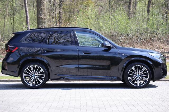 BMW X1 sDrive18i M-Pakket | HUD | Keyless | Adap LED | 360 Camera | Stoelverwarming | DAB | Etc.