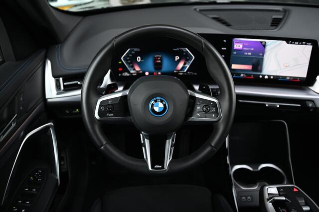 BMW X1 xDrive25e M Sport Automaat / Trekhaak / Sportstoelen / M Adaptief onderstel / Achteruitrijcamera / Getint Glas