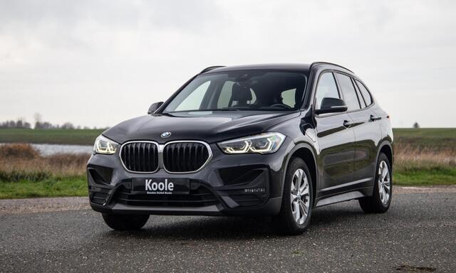 BMW X1 xDrive25e Executive X CAMERA / CARPLAY / HEAD UP DISPLAY / LEDER / LED / CRUISE CONTROLE / STOELVERWARMING